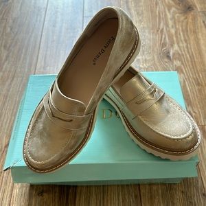 Metallic gold with white sole Pierre Dumas loafer, size 8.5. Never worn!